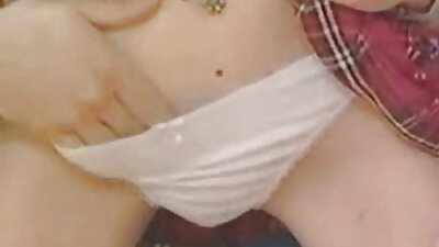 Dua sluts ngurus hiji guy bari kissing karana passionately